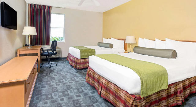 Четырёхместный номер Standard Spark by Hilton Miami Doral
