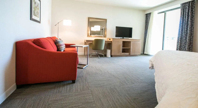Люкс с балконом Hampton Inn & Suites Tempe/Phoenix Airport, Az