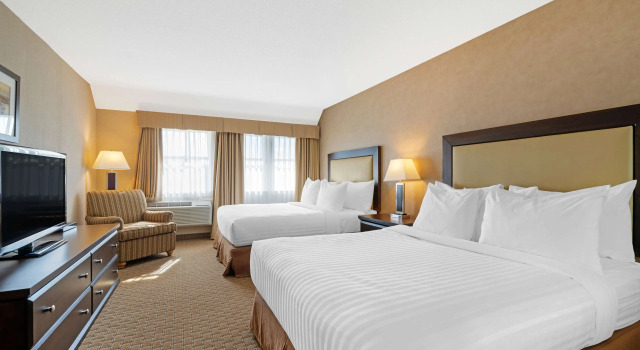 Четырёхместный люкс c 1 комнатой Best Western Plus Emerald Isle Hotel