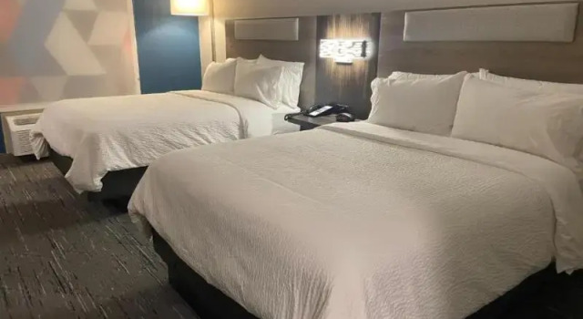 Четырёхместный номер Standard с балконом Holiday Inn Express & Suites Elyria by IHG