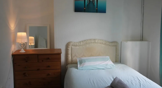 Rickard Street 4 Bed House Near J32 and M4 by Cardiff Holiday Homes