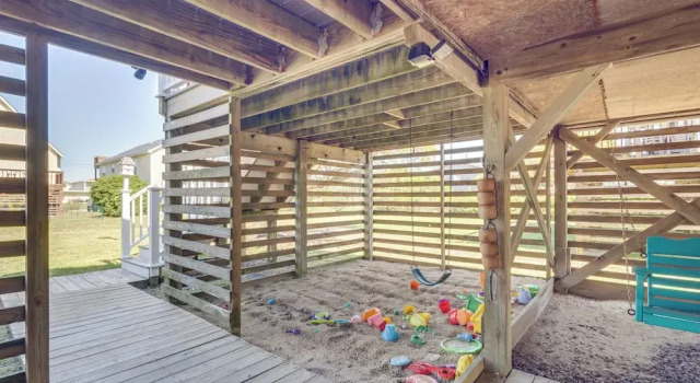 Coastal Home w/ Deck & Outdoor Shower