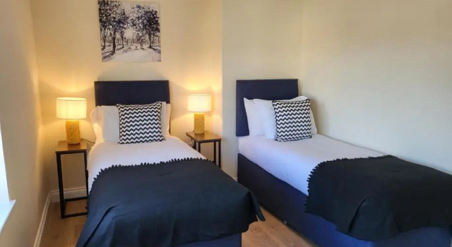 Dagenham/A13/ExCeL/Thurrock/CONTRACTORS/3bedroom house FREE PARKING for 2 cars.