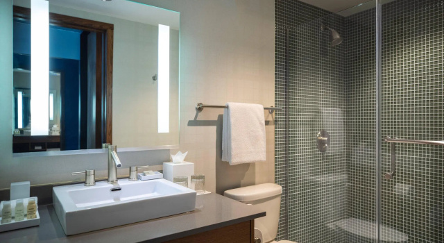 Четырёхместный номер Standard Renaissance Minneapolis Bloomington Hotel