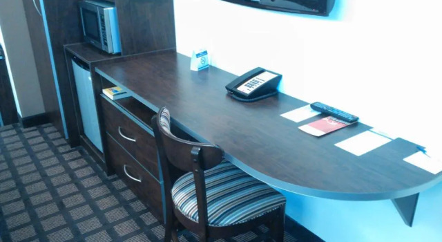 Четырёхместный номер Standard Microtel Inn and Suites Eagle Pass