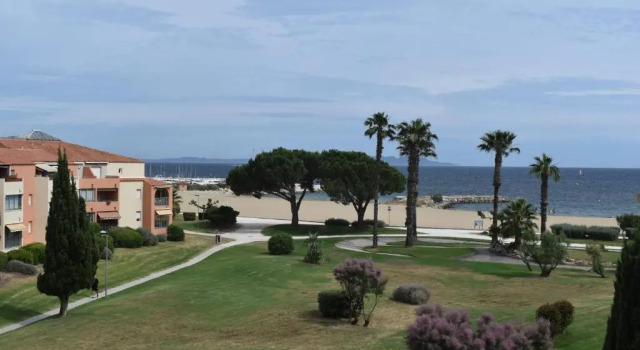 5 personnes les pieds dans l'eau à Santa-Cruz