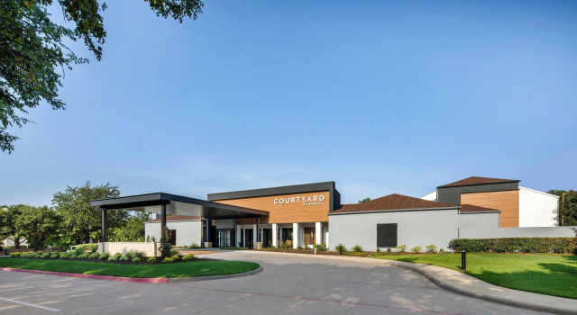 Courtyard by Marriott Addison Midway, Забронировать Отель Отели Эддисон с бассейном, Бассейн