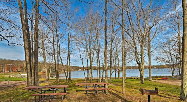 Game Room & Fire Pit: Tree-lined Pocono Lake Cabin, Book Feriehus Sommerhuse i Pennsylvania, Hytte