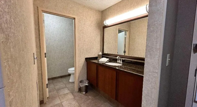 Четырёхместный номер Standard с балконом Heartland Inn & Suites, SureStay Collection by Best Western