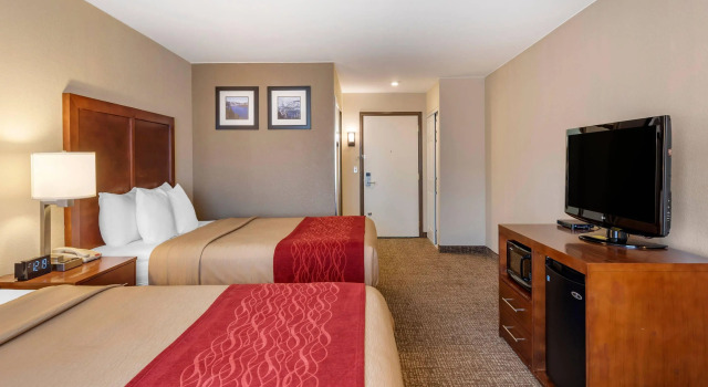 Четырёхместный номер Standard Comfort Inn & Suites Klamath Falls