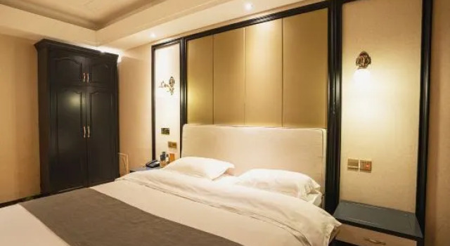 Люкс Deluxe Weiyano Hotel (Zibo Liuquan Road Huijin Building)