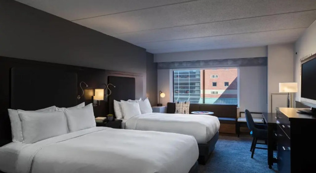 Четырёхместный номер Premier The Baronette Renaissance Detroit-Novi Hotel