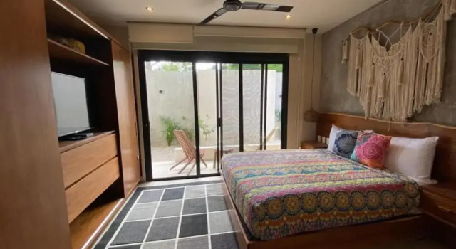 Deluxe Studio Direct Exit to the Pool