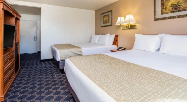 Четырёхместный номер Standard с видом на реку Travelodge by Wyndham Red Bluff South of Redding