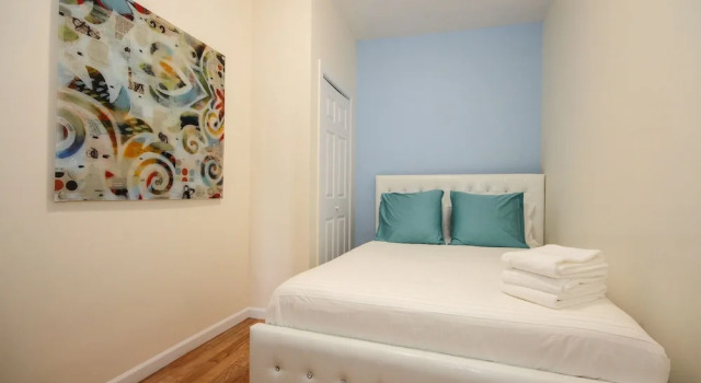 Апартаменты Classic East Village 2 Bedroom Apartments