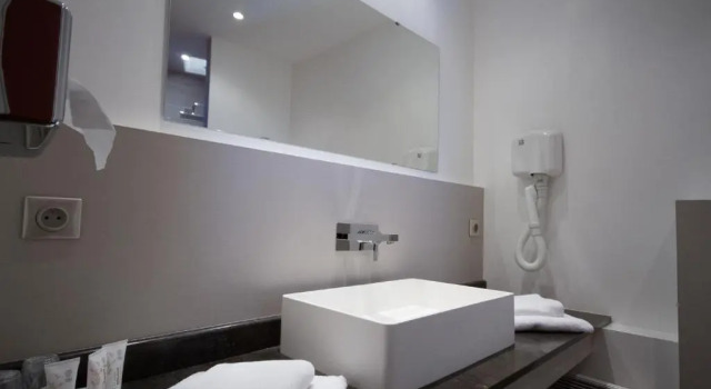 Семейный номер Standard Hôtel The Originals Résidence de Rohan