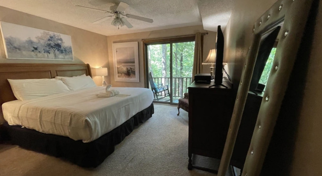 Forest view, log-sided two bedroom, two bath condo on Lake Ouachita. 2 Condo by RedAwning, Varaa Huoneisto Mount Ida 