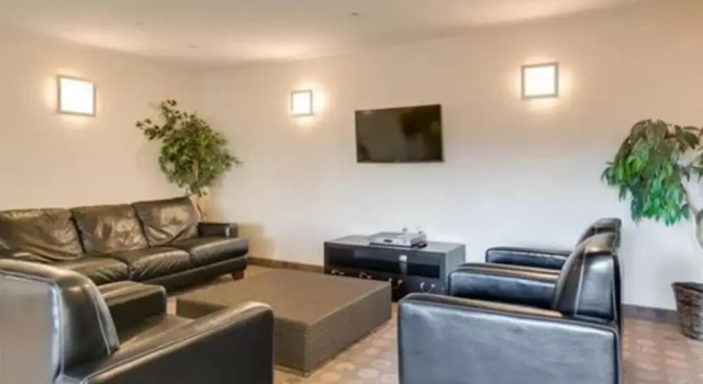 2 Bed 2 Bath Corner Unit Overlooking Pool #501, Buchen Sie Hotel Kelowna British Columbia