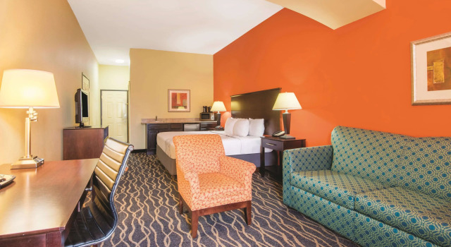 La Quinta Inn & Suites Tulsa Airport / Expo Square, Varaa Hotelli Tulsa Oklahoma, lähellä Benton Park