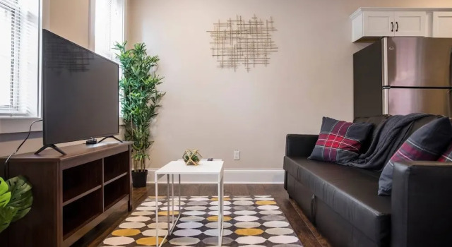 Spacious 3BR House with Cozy Backyard in NULU, Rezerwuj Hotel Hurstbourne 