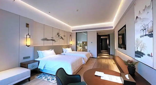 Номер Deluxe New World Taishan Hotel