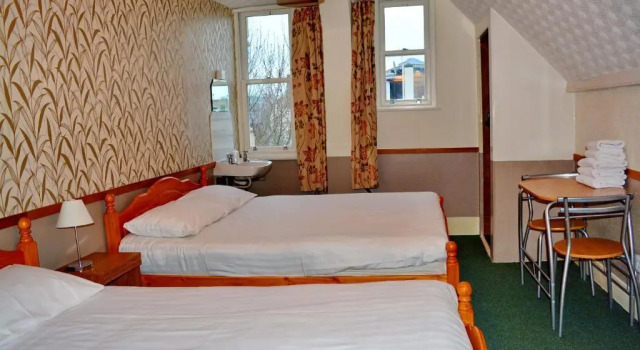Трёхместный номер Standard London Visitors Hotel