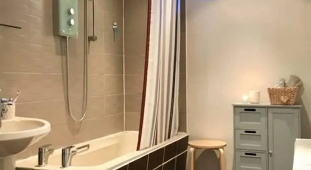 Spacious 3 Bedroom Flat in a Charming Location, Забронировать Отель Эдинбург Midlothian, рядом с Холирудское абатство