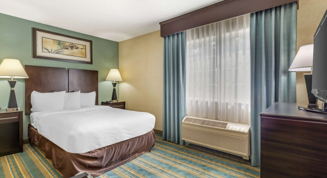 Четырёхместный люкс с 2 комнатами Best Western Plus Berkshire Hills Inn & Suites