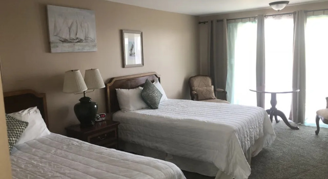 Четырёхместный номер Standard Sands Of Time Motor Inn & Harbor House