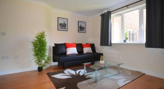 Central 2 Bed 2 Bath Flat with Parking by CozyNest, Забронировать Отель Отели Рединга с парковкой, рядом с Reading Central Library, Парковка