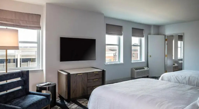Четырёхместный номер Deluxe The Yorktowne Hotel, Tapestry Collection by Hilton