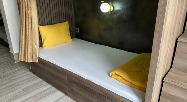Кровать в общем номере Vien Hotel
