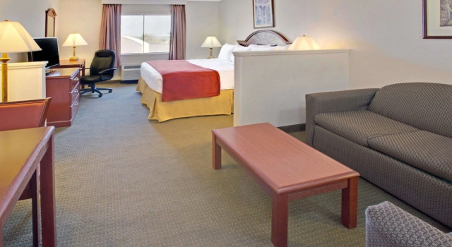 Двухместный студия люкс Days Inn & Suites by Wyndham Laurel Near Fort Meade