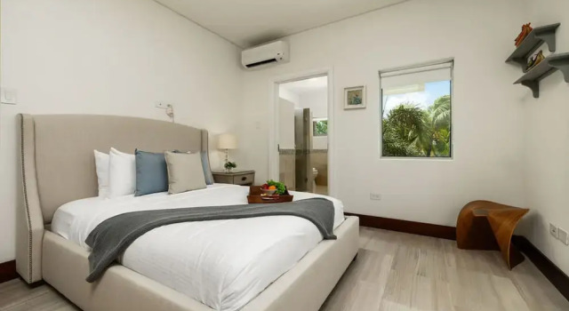 NEW Luxury 4BR Beachfront Villa w Infinity Pool, Book Villa Villas in Malmok, Villa