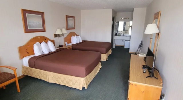Четырёхместный номер Standard Thunderbird Inn of Mackinaw City