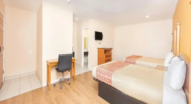 Четырёхместный номер Standard Regency Inn Hondo