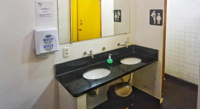 Кровать в общем номере Biergarten Hostel