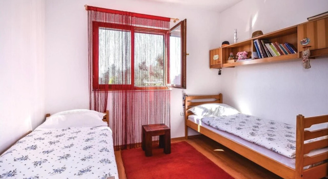 Beautiful Home in Mravince With Wifi and 2 Bedrooms, Rezerwuj Hotel Hotele w Mravince z basenem, Basen