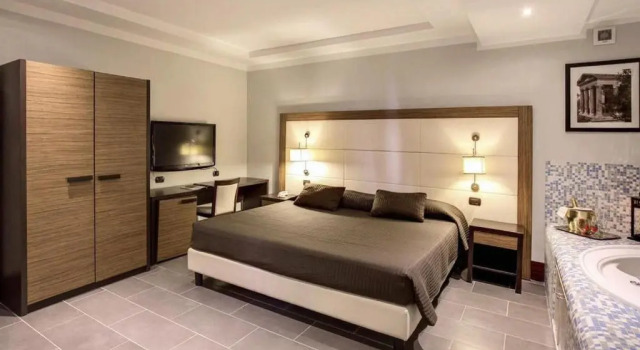 Люкс The Strand Hotel