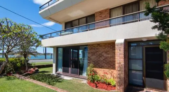 'Time and Tide' 1 - Ground Floor with Water Views, Забронировать Отель Танкарри North Coast New South Wales