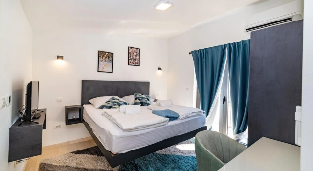 Amazing Home in Zadar with Outdoor Swimming Pool, Hot Tub & 2 Bedrooms, Забронировать Отель Отели Задар 3 звезды, рядом с Пляж Мали Милни, 3*