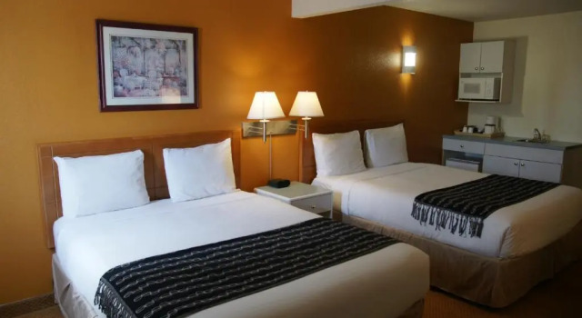 Полулюкс R&R Inn & Suites