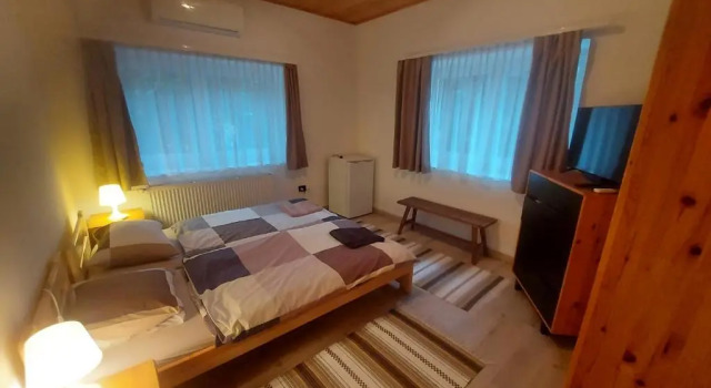 Attila's House, Book Hotel Hoteller i Budaors med parkering, Parkering
