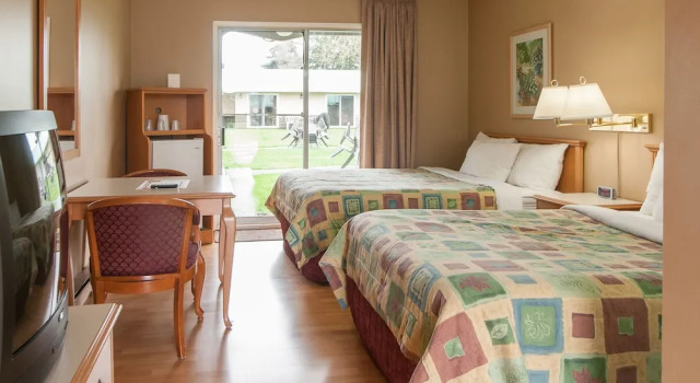 Четырёхместный номер Standard Okanagan Seasons Resort