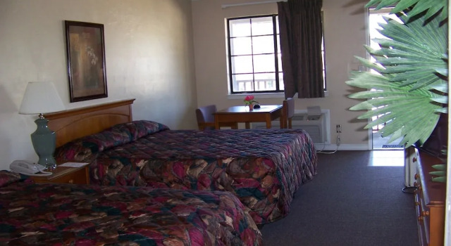 Четырёхместный номер Economy Emerald Sands Inn
