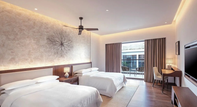 Четырёхместный номер Standard с балконом Sheraton Grand Chennai Resort & Spa