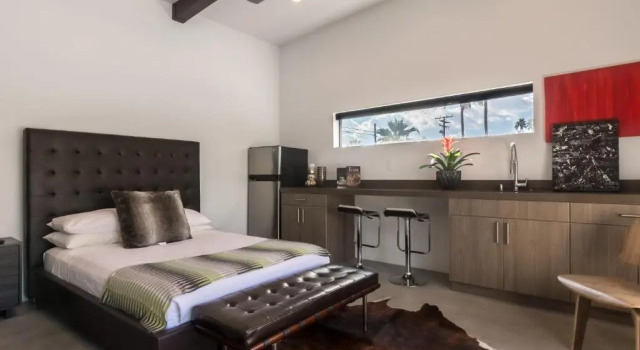 Just Built 5 Bedroom Luxury Retreat with All Private Baths, Забронировать Отель Отели Палм-Спрингса с парковкой, рядом с Palm Springs Mall Shopping Center, Парковка