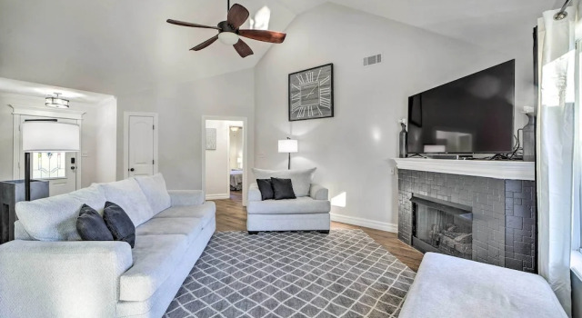 Claremore Getaway ~ 2 Mi to Historic District, Buchen Sie Ferienhaus Villen in Oklahoma, Villa
