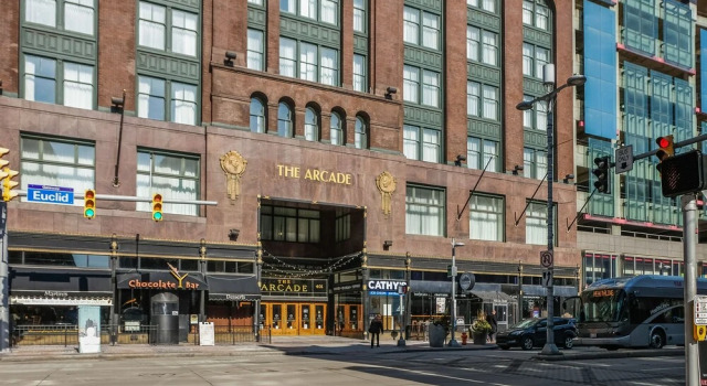 FRONTDESK 2015 East 4th Street Apts Downtown Cleveland, Забронировать Отель Кливленд штат Огайо, рядом с Зал и музей славы рок-н-рола