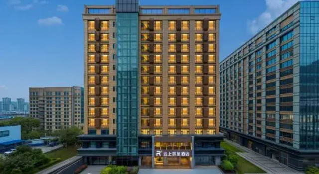 Yunshang Rezen Hotel (Guiyang Huaxi District Government Mingzhu Avenue Metro Station Branch)